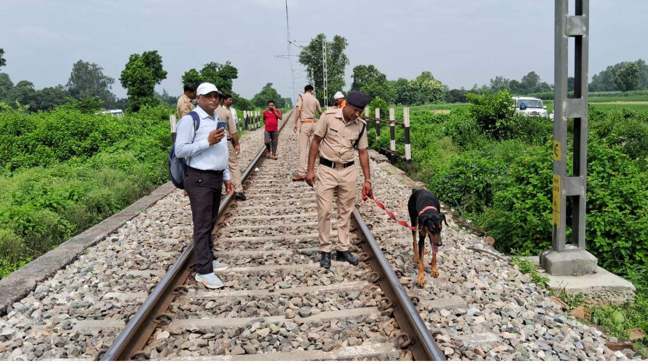 Farrukhabad News: ट्रेन हादसे को लेकर पुलिस ने दो संदिग्धों को उठाया...पुलिस कर सकती बड़ा खुलासा