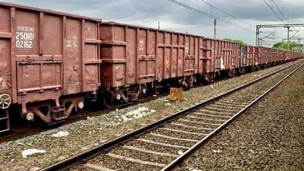 Indian Railway News: कानपुर-दिल्ली फ्रेट कॉरीडोर रूट पर बनेगा लांगहाक ट्रैक, ये होगा फायदा...