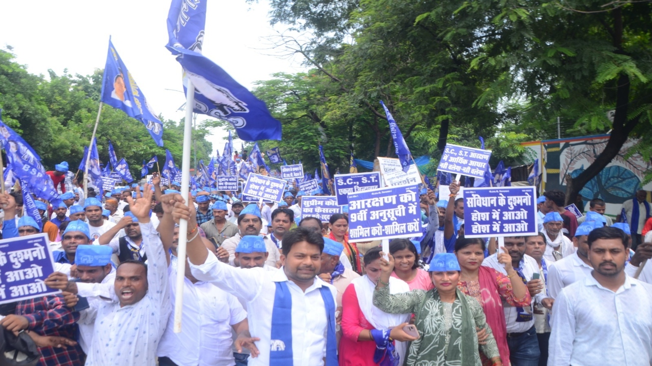 SC/ST Reservation : दस साल बाद नीले रंग का झंडा और बैनर के साथ दिखा हुजूम