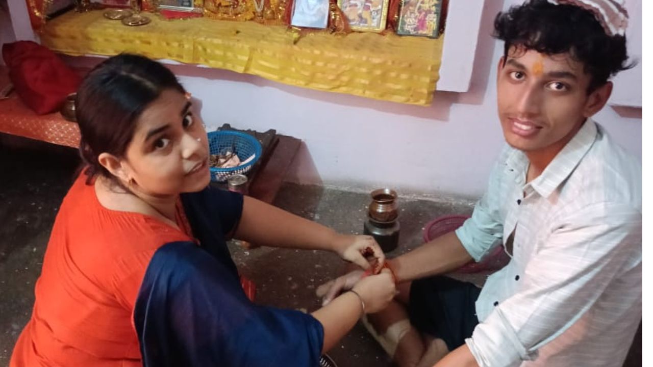  Raksha Bandhan 2024: कानपुर में हर्षोल्लास के साथ मनाया जा रहा रक्षाबंधन का पर्व...बहनों ने भाइयों की कलाई पर बांधा रक्षा सूत्र