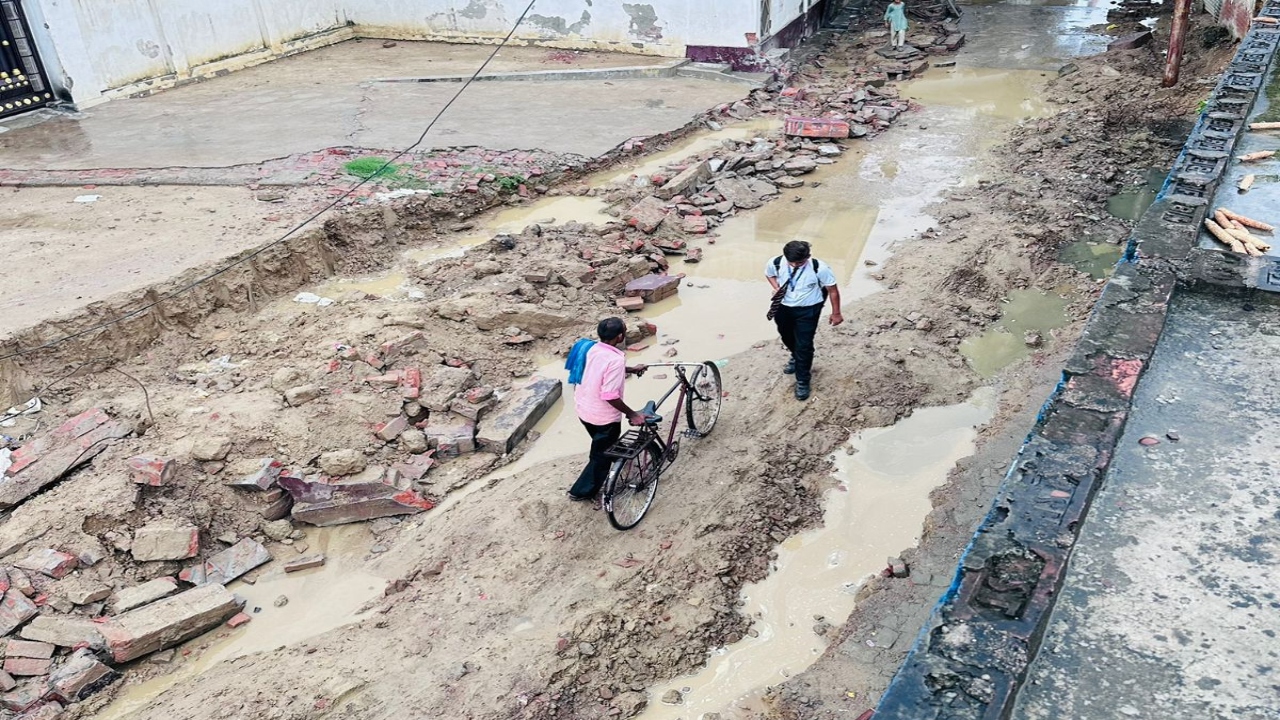 हटाया अधूरा अतिक्रमण, बीच रास्ते पर छोड़ा मलबा :स्कूलों के बच्चे व राहगीरों का पैदल निकलना भी दूभर 