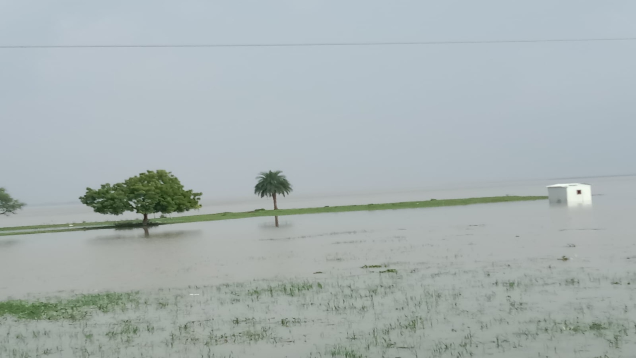 सरयू नदी में उफान से तटवर्ती गांवों में हड़कंप : प्रति घंटे दो सेमी की रफ्तार से बढ़ रहा जलस्तर