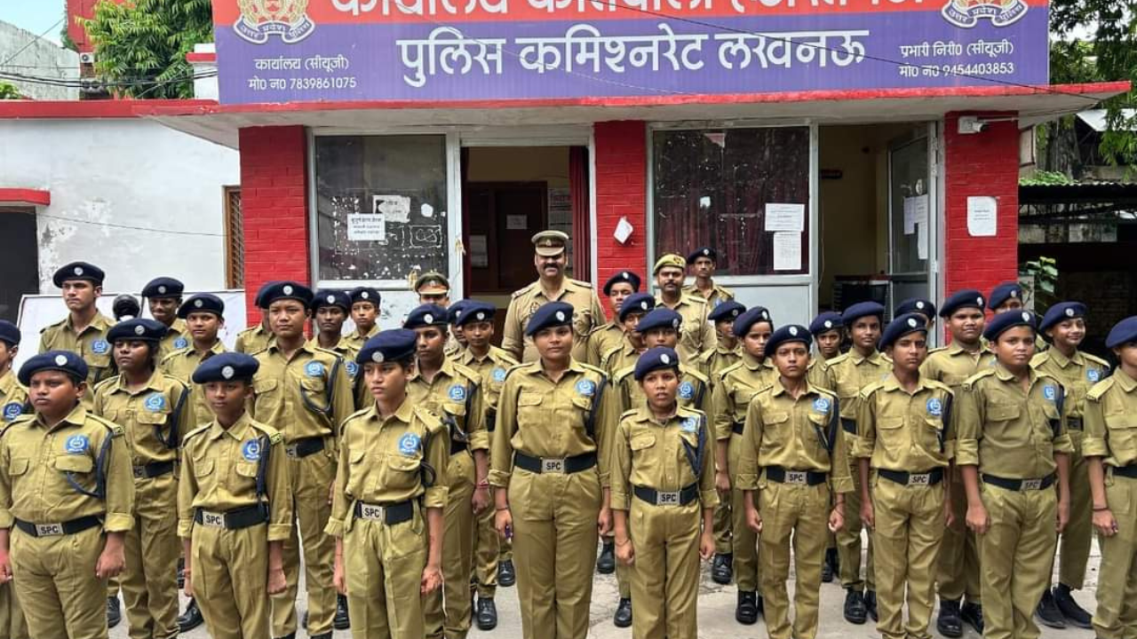 लखनऊः स्कूली बच्चों ने की पुलिस ट्रेनिंग, जाना कैसे लिखें FIR, केस डायरी लिखने की भी ली जानकारी