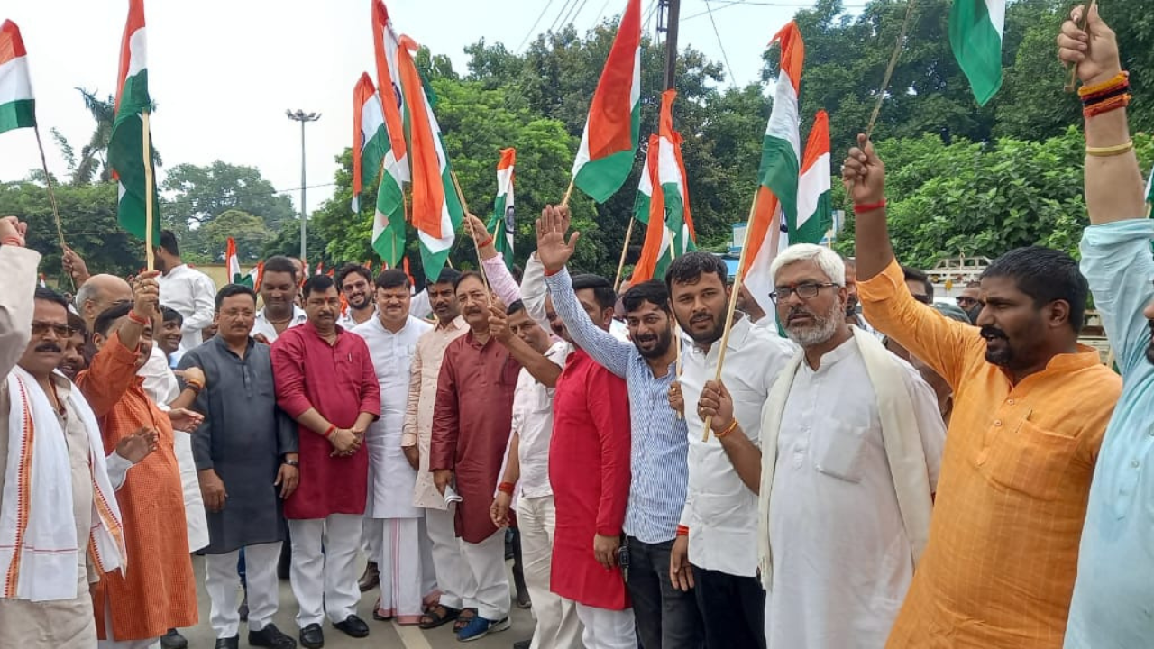 अयोध्या में गूंजे वंदे मातरम के नारेः भाजपा ने निकाली तिरंगा यात्रा, स्कूली बच्चों ने की हर घर तिरंगा लहराने की अपील