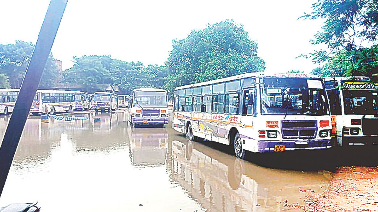 Kanpur: सीएनजी चालित सिटी बसों की उम्र हुई पूरी; बनीं गले की हड्डी बनी, चल सकतीं न बिक सकतीं