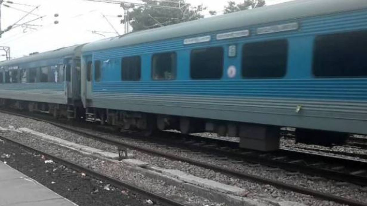 Indian Railway News: कानपुर में स्वर्ण शताब्दी एक्सप्रेस पर उपद्रवी युवकों ने किया पथराव, सी-टू कोच का शीशा टूटा