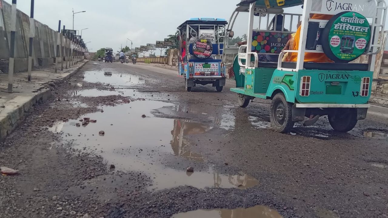 Unnao: दो दिन की बारिश ने उखाड़ दी हरदोई पुल के डामर की परत, गड्ढों में हुआ तब्दील, 5 माह पूर्व लाखों रुपये से हुई थी मरम्मत 