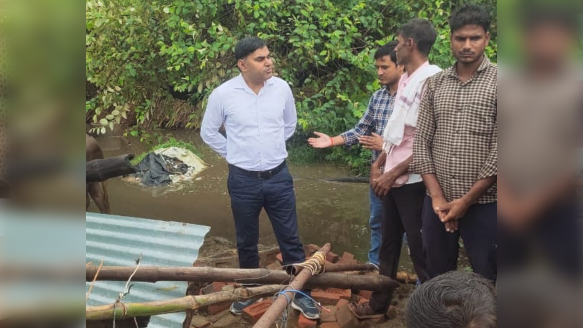 कासगंज: बारिश का कहर... भरभराकर गिरी मकान की दीवार, मलबे में दबे दंपति, पत्नी की मौत