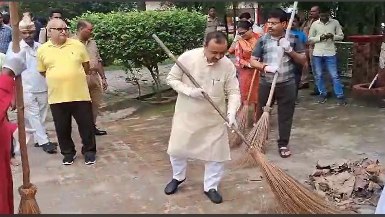 सीतापुर: मंत्री जेपीएस राठौर ने झाड़ू लगाकर दिया स्वच्छता का संदेश, देखें वीडियो