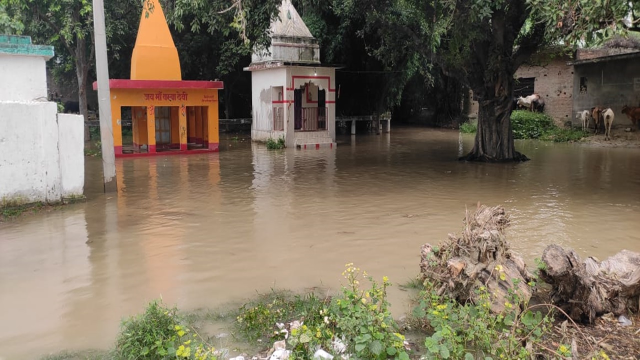 अयोध्या: बाढ़ की विभीषिका झेल रही 12 हजार की आबादी, प्रभावितों का पलायन जारी