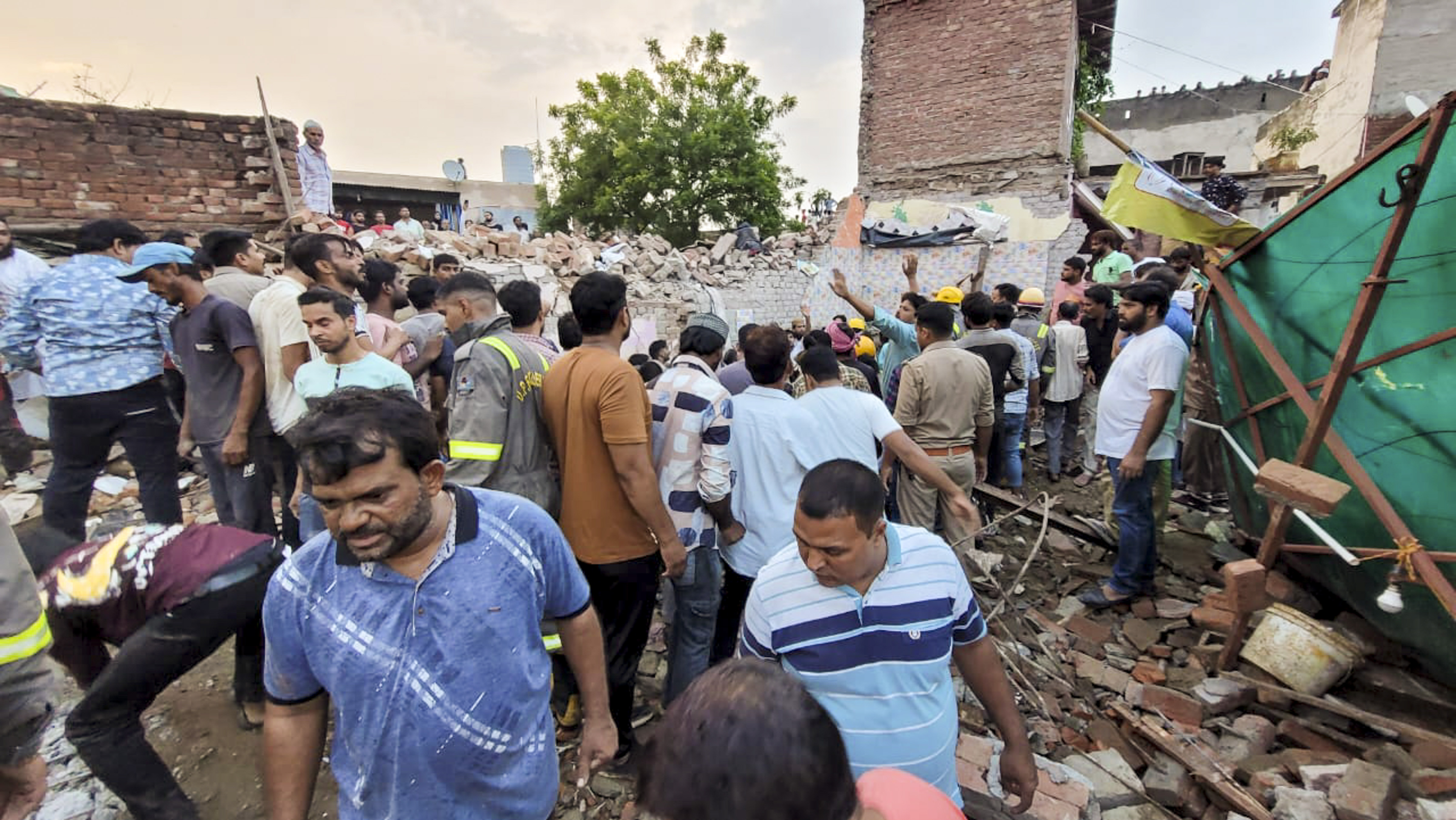 मेरठ में बड़ा हादसा, तीन मंजिला मकान ढहा...मलबे में कई लोगों के दबे होने की आशंका 