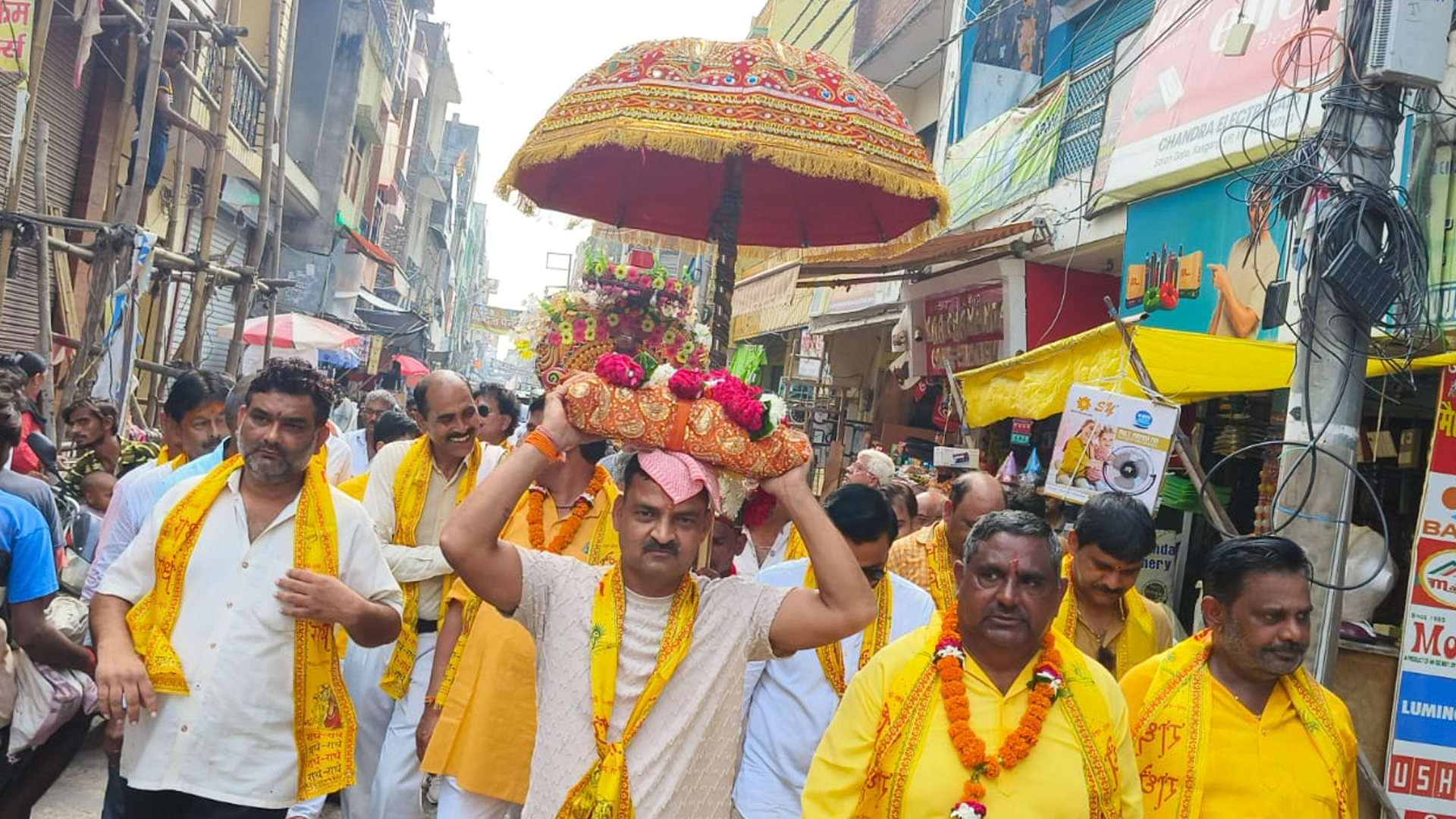 कासगंज: शहर में धूमधाम से निकाली कलश यात्रा, धार्मिक भजनों पर झूमे श्रद्धालु