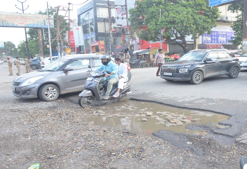 मुरादाबाद : आखिर कब तक रोड़ी रेता बिछाकर लोनिवि ढकेगा कांठ रोड की बदहाली