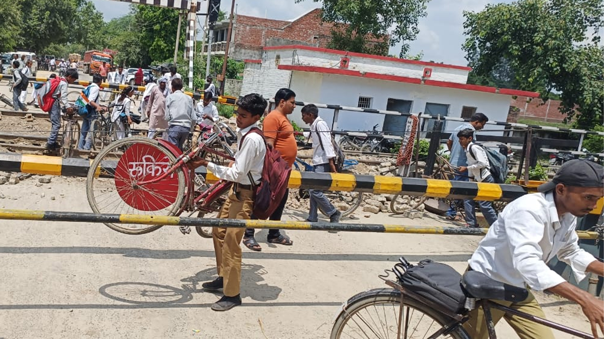 कासगंज: आखिर कब कम होगी दूरी, फिलहाल जान जोखिम में डालना मजबूरी