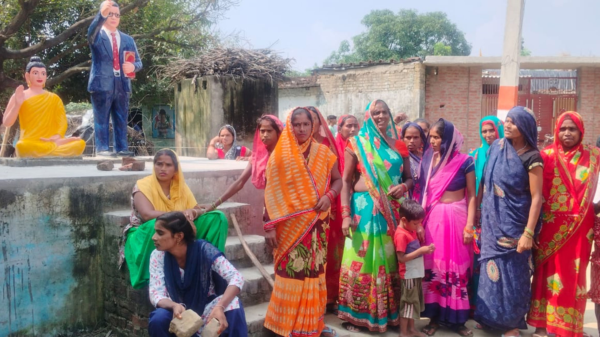 शाहजहांपुर: भगवान बुद्ध और आंबेडकर की प्रतिमा हटाने गई टीम का विरोध, लौटना पड़ा वापस