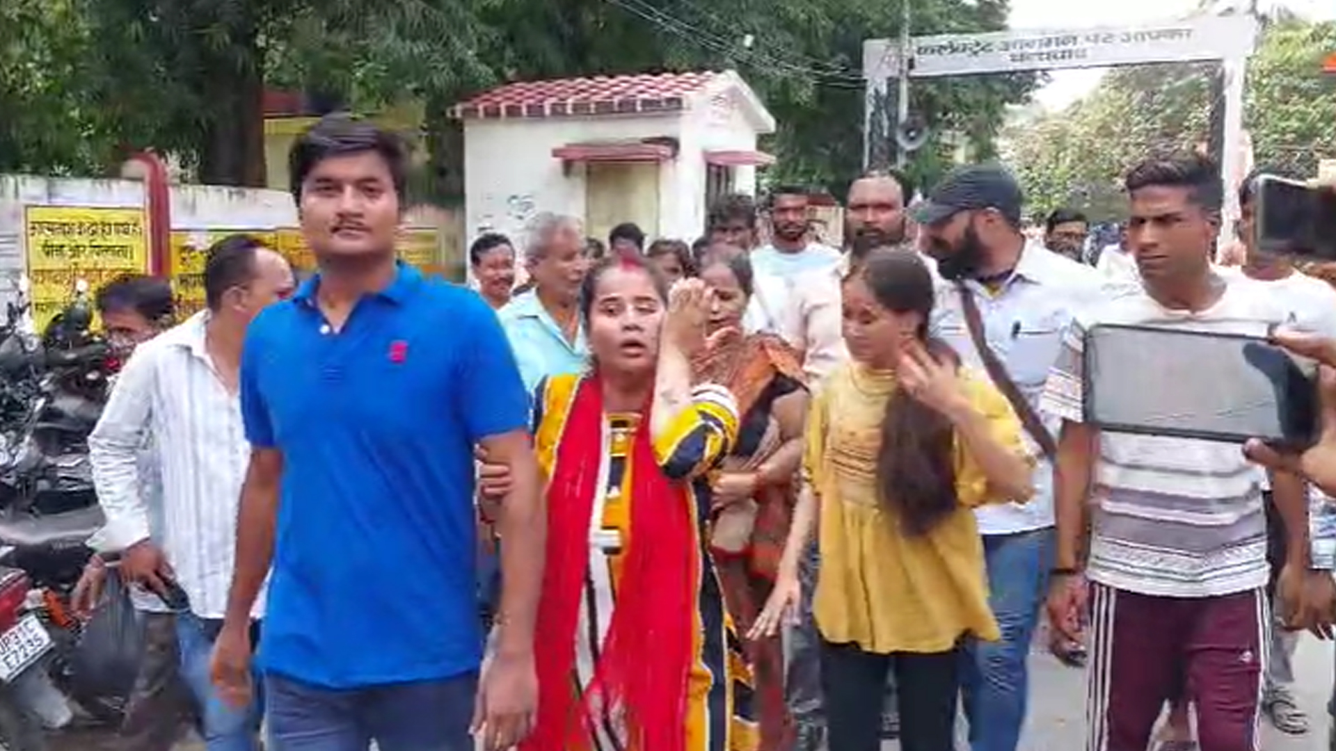 लखीमपुर खीरी: एसएसपी कार्यालय के बाहर महिला ने ब्लेड से खुद पर किया वार, मचा हड़कंप