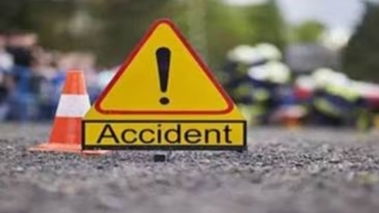 Banda Accident: मिनी ट्रक ने बाइक सवारों को मारी टक्कर...तीन की मौत, एक घायल, हादसा देख दहल गए लोग