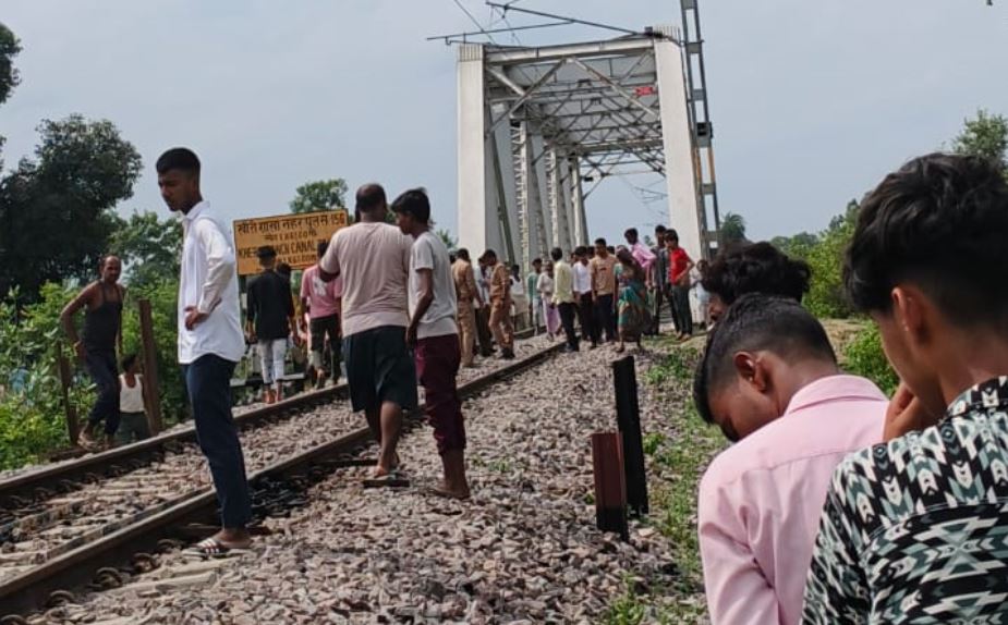 सीतापुर: रील बनाते समय ट्रेन की चपेट में आए एक ही परिवार के तीन लोगों की मौत...बनाने वाला ही जिंदा बचा