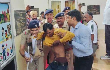 हल्द्वानी: Video - पुलिस का 'अभिनव'  प्रयोग... DGP के संवाद में आम जन अंदर.. दिव्यांग जन बाहर