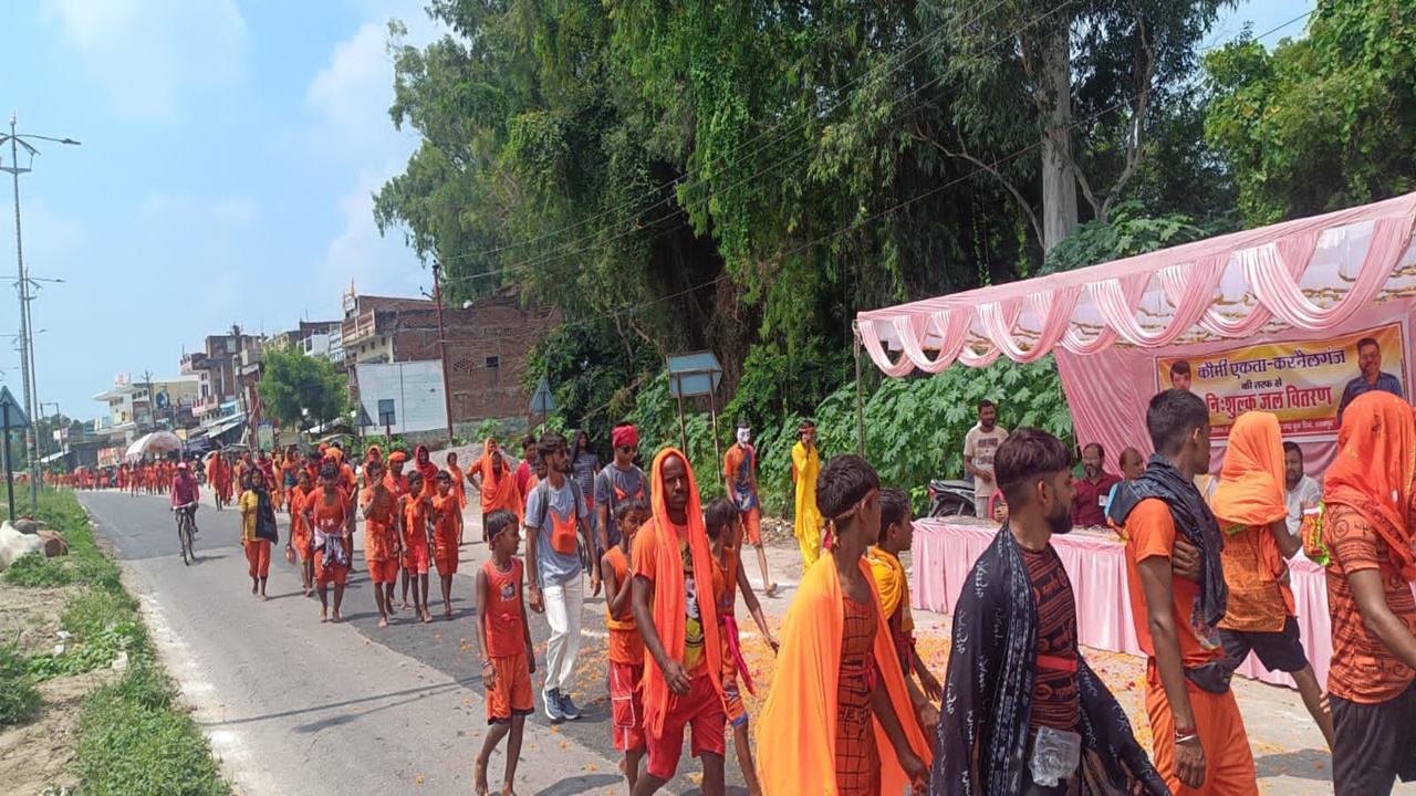 गोंडा: सरयू घाट पर उमड़ रहा आस्था का सैलाब, मुस्लिम समुदाय के लोगों ने कांवडियों पर बरसा रहे फूल