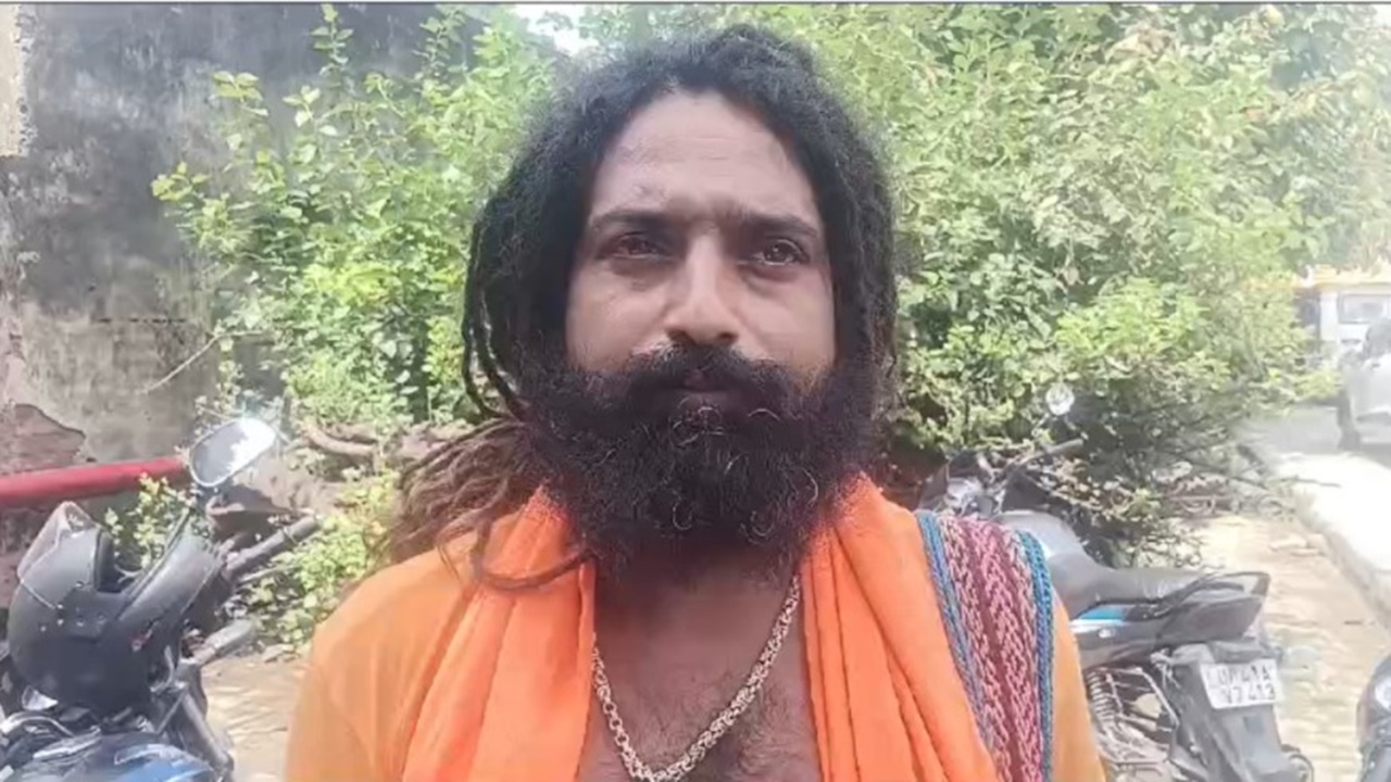 बाराबंकी में महंत पर जानलेवा हमला! मंदिर नें लगे पेड़ों को कटवाने का कर रहे थे विरोध