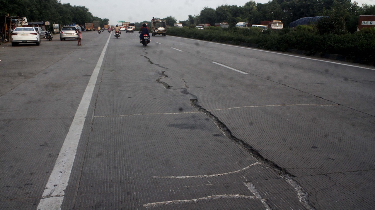 रोज आ रहा लाखों का राजस्व, खस्ताहाल हो रहा Lucknow-Ayodhya Highway,  हिचकोले खा रहे वाहन, NHAI को नहीं है फिक्र