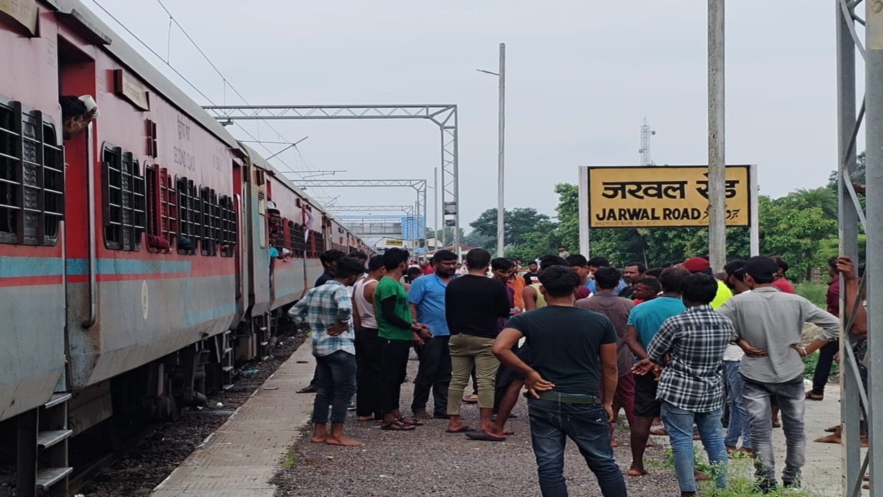 बहराइच: Avadh Express का इंजन हुआ फेल, दो घंटे जरवल रोड में खड़ी रही ट्रेन, परेशान रहे यात्री