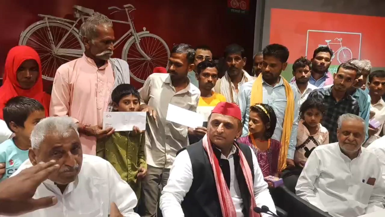 बहराइच में भेड़ियों के हमले से प्रभावित परिवारों से अखिलेश ने की मुलाकात, UP सरकार से की यह मांग