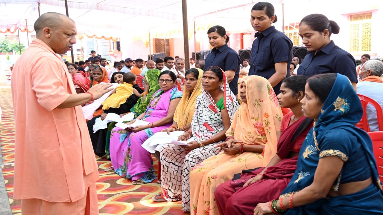 जनता दर्शन में CM योगी ने सुनीं 300 लोगों की समस्याएं, कहा- बख्शे न जाएं जबरन जमीन कब्जाने वाले