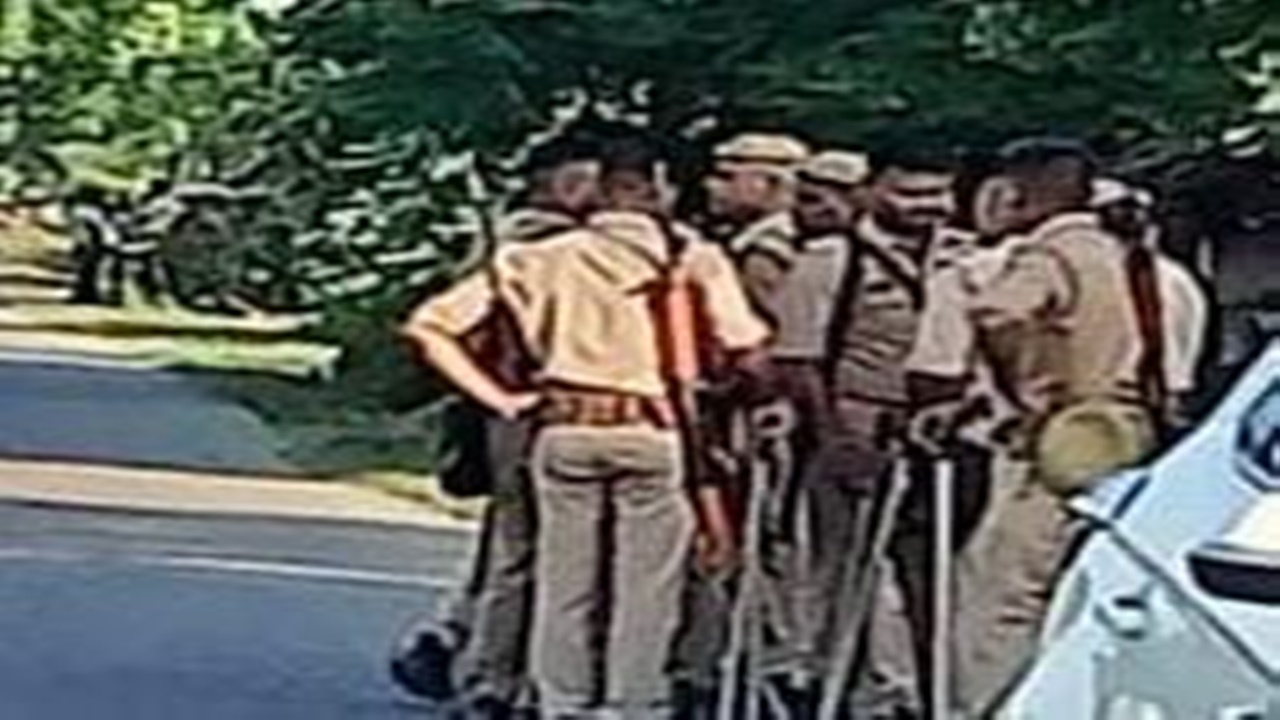 Sitapur News: पुलिस ढूंढती रह गई, फंदे से लटकता मिला हत्यारोपी का शव