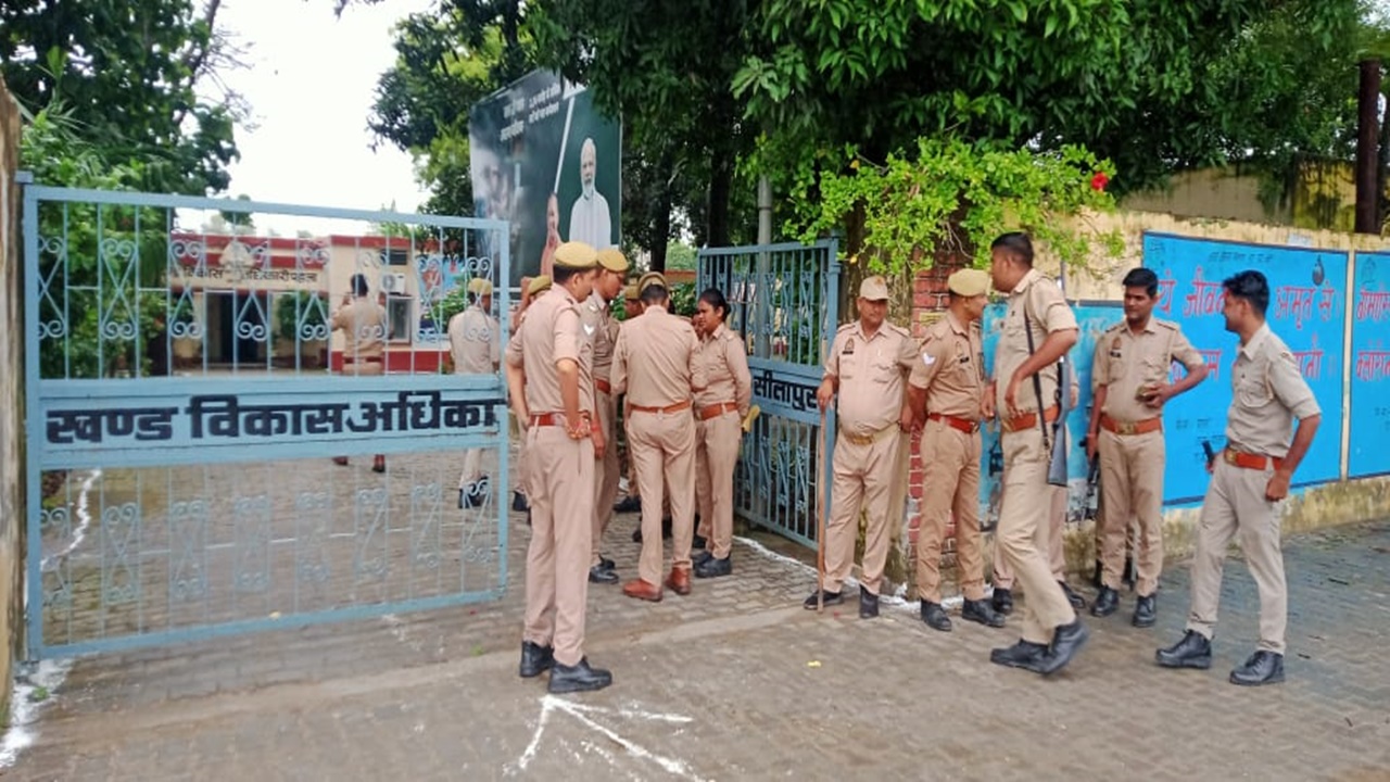 सीतापुर: तीन साल में नहीं बनी समिति तो ब्लॉक प्रमुख ने बुलाई बैठक, जमा हुई आधा दर्जन थानों की पुलिस