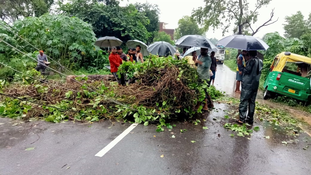 अयोध्या में 45 मोहल्लों की बिजली गुल, 80 हजार लोग बिन बिजली-पानी, लोगों में मचा हाहाकार