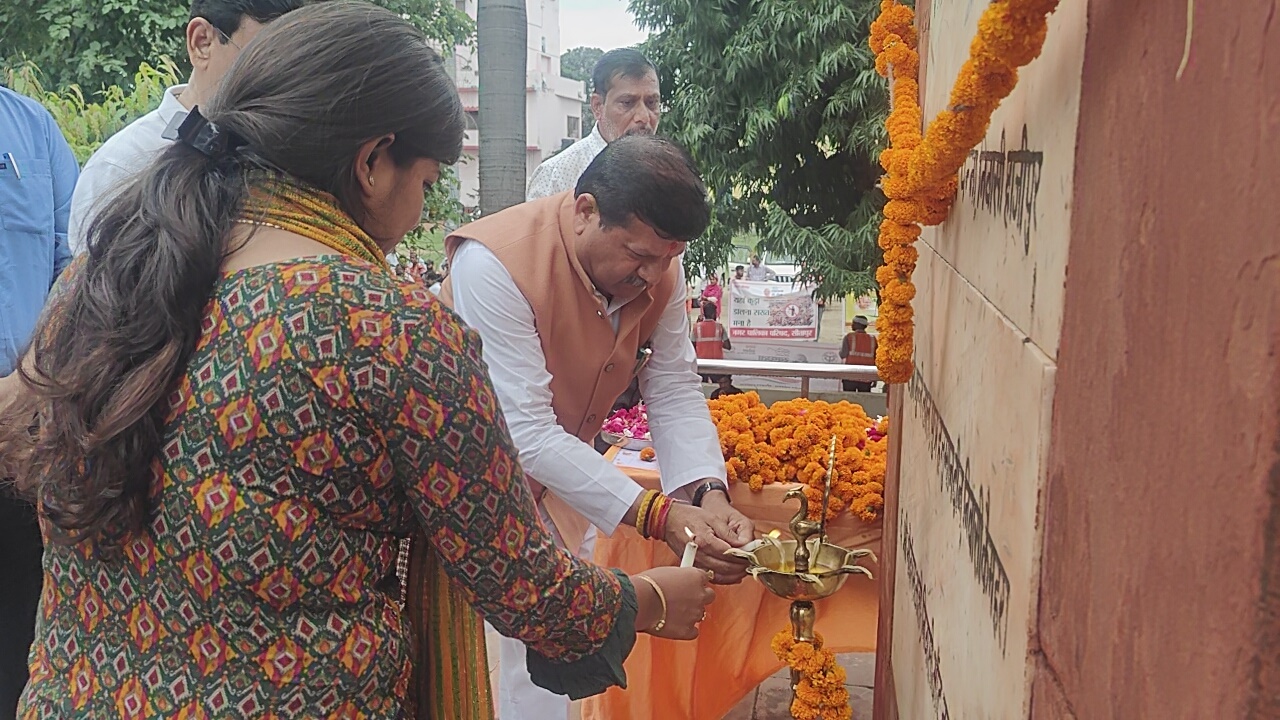 सीतापुर न्यूज: मंत्री राकेश राठौर ने शहीद स्थल पर शीश नवाकर दिया स्वच्छता का संदेश