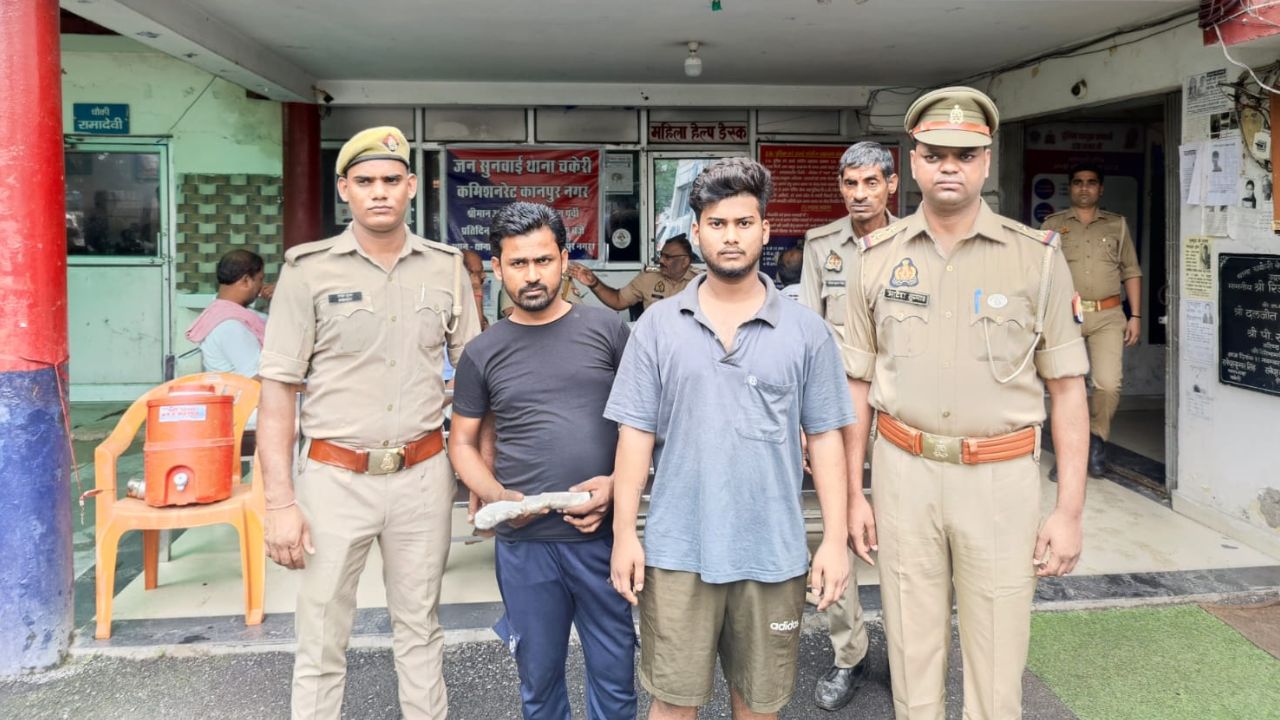 कानपुर में पुलिस पर बम से हमला करने वाले दो आरोपी गिरफ्तार: 149 बम, तमंचा और कारतूस बरामद