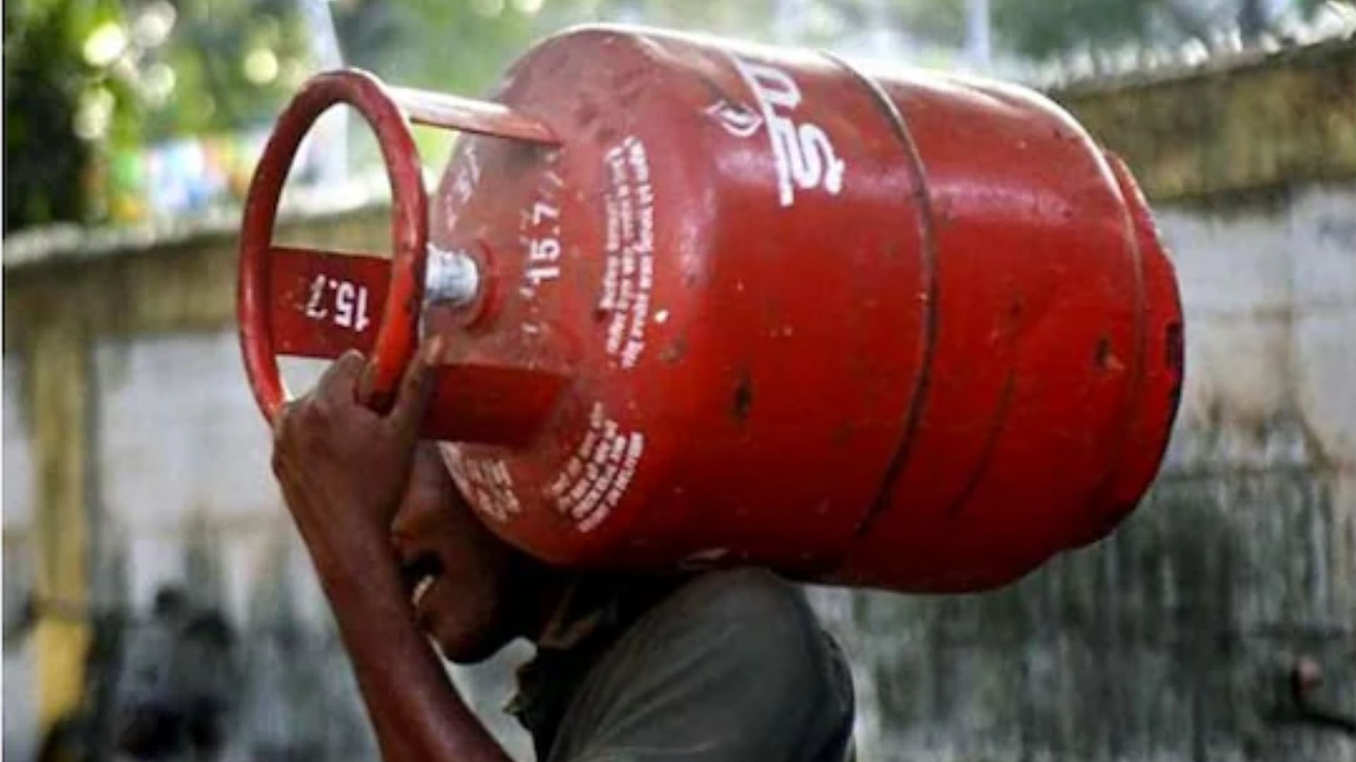 LPG Price Hike: महंगा हो गया एलपीजी सिलेंडर, जानें कितने बढ़े दाम