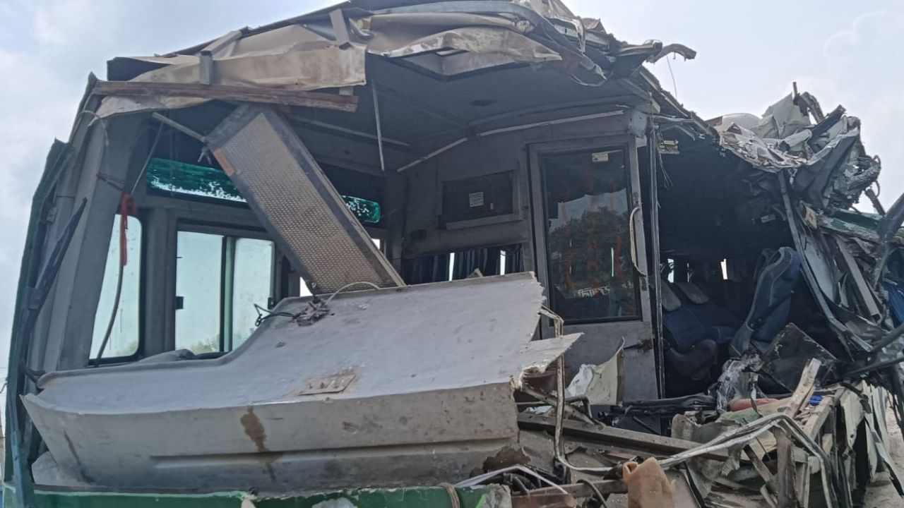 Fatehpur Accident: खड़े ट्रक में घुसी जनरथ बस, दो की मौत...हादसे में सात घायल, एक की हालत गंभीर