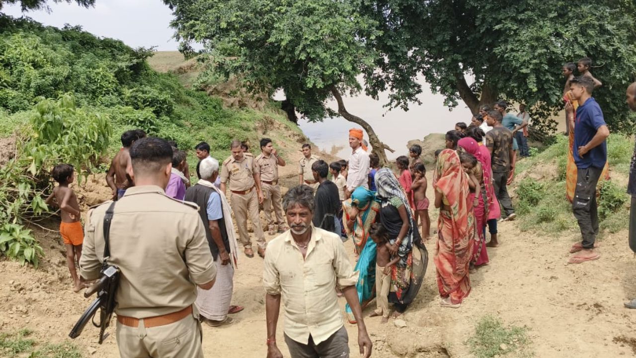 Fatehpur News: मिट्टी का टीला धंसा...मासूम की मौत व तीन घायल, हादसे के बाद मची चीख-पुकार