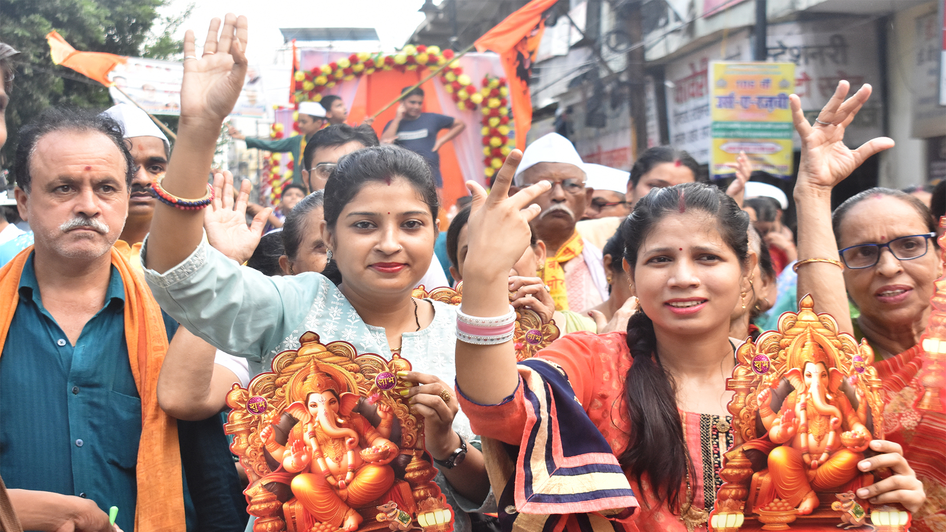 बरेली: गणपति बप्पा मोरया...हर्षोल्लास के साथ निकाली गई श्री गणेश शोभायात्रा