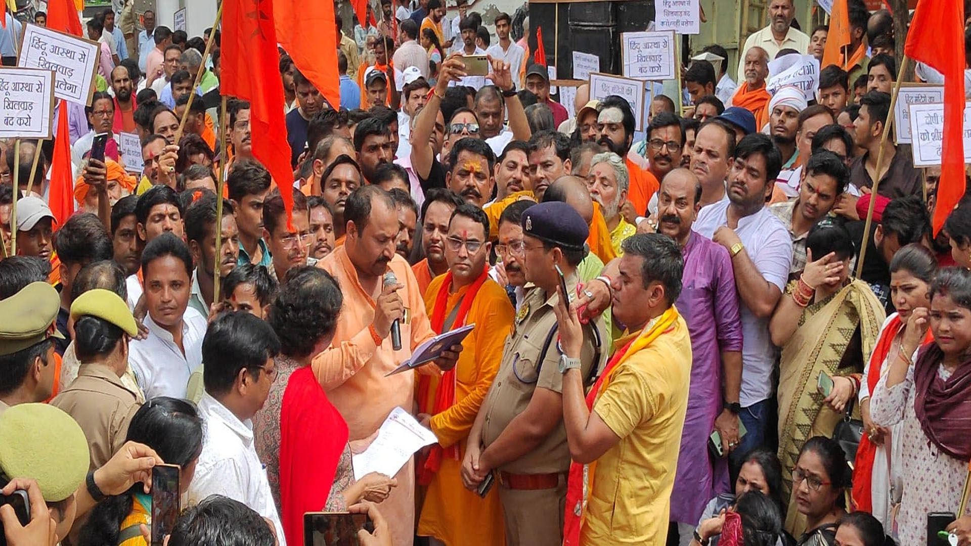 बरेली:मंदिर के प्रसाद में मिलावट के खिलाफ हिंदू आक्रोश रैली, कमिश्नर कार्यालय में फूटा गुस्सा