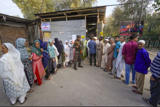 जम्मू कश्मीर में शांतिपूर्ण तरीके से मतदान जारी, 24 प्रतिशत से अधिक मतदाताओं ने डाले वोट