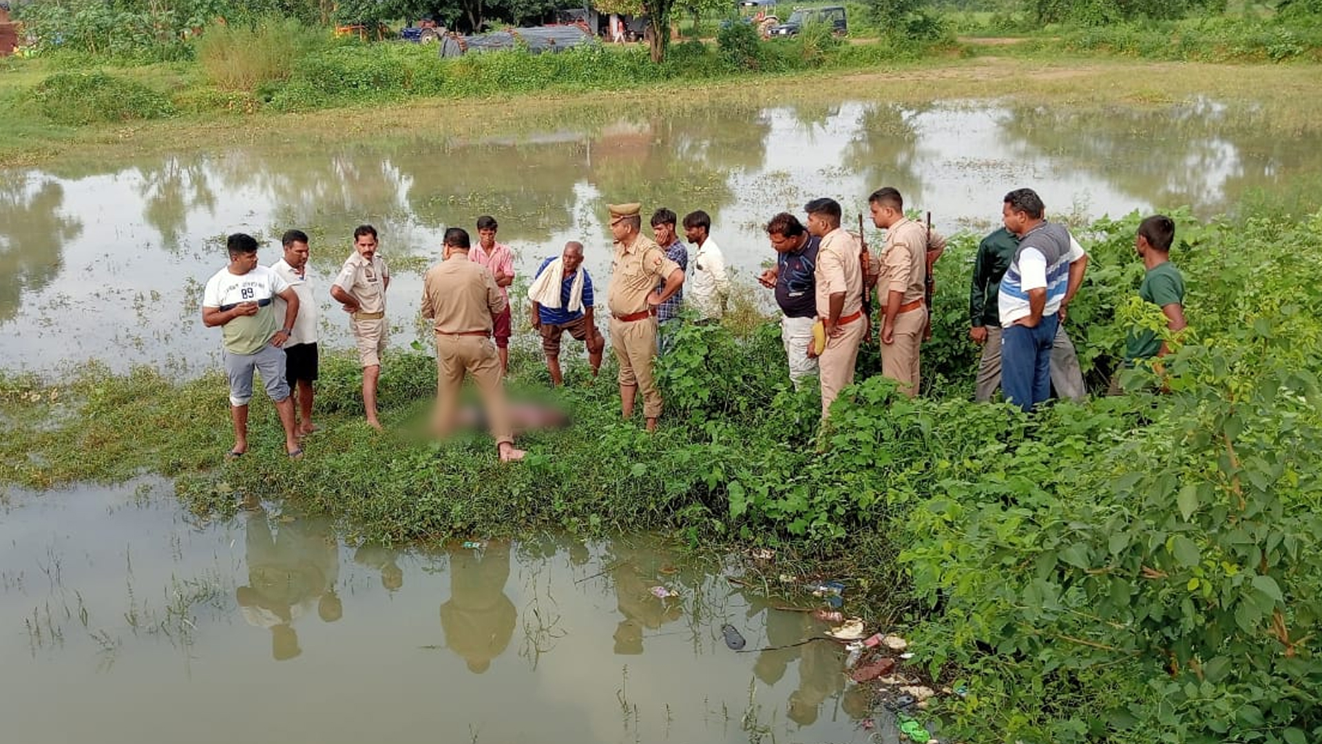 कासगंज: गड्ढे के पानी में उतराता मिला बालक का शव, दो दिन से था लापता