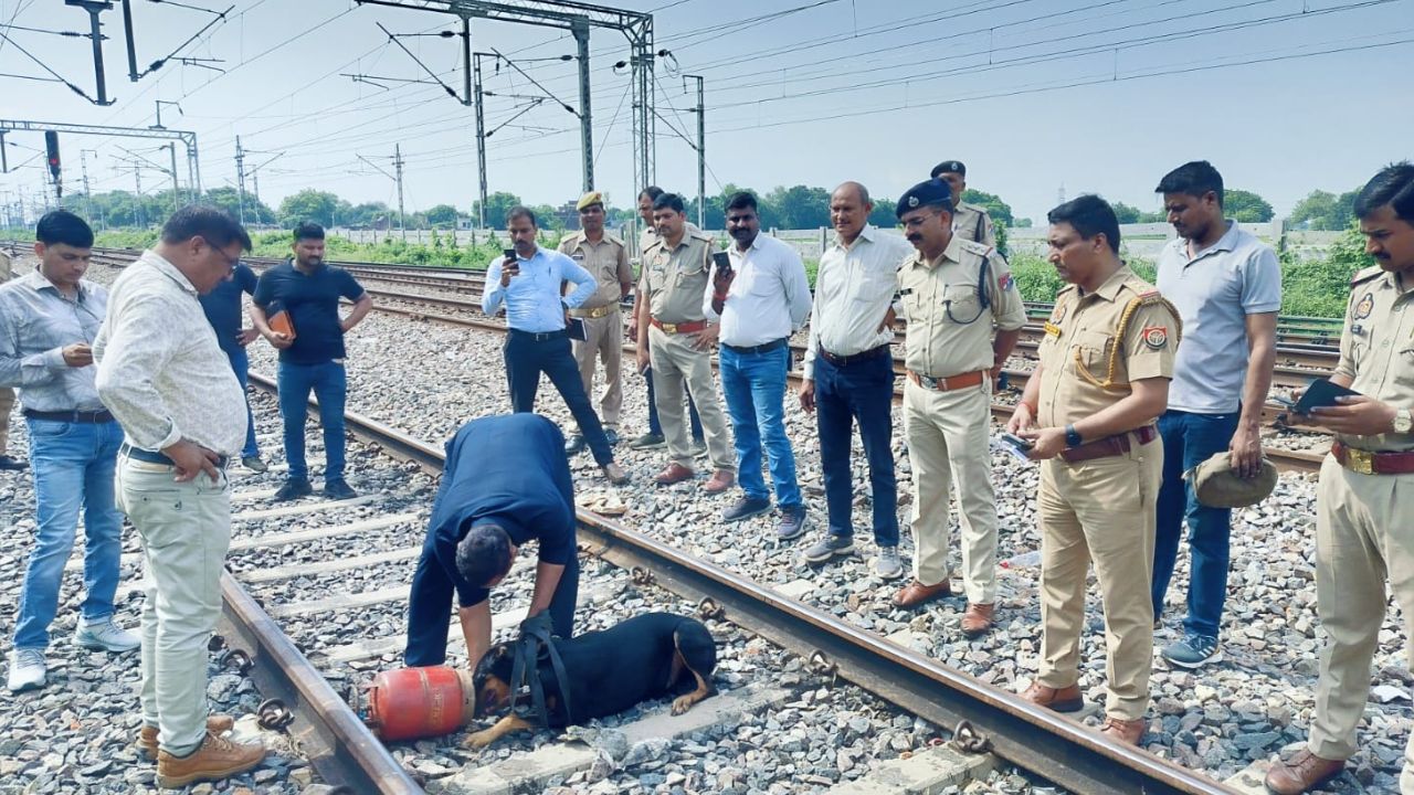 LIVE- कानपुर में मालगाड़ी को पलटाने की साजिश: खाली सिलेंडर, बीयर का केन मिला, जम्मू मेल भी दुर्घटनाग्रस्त होते-होते बची 