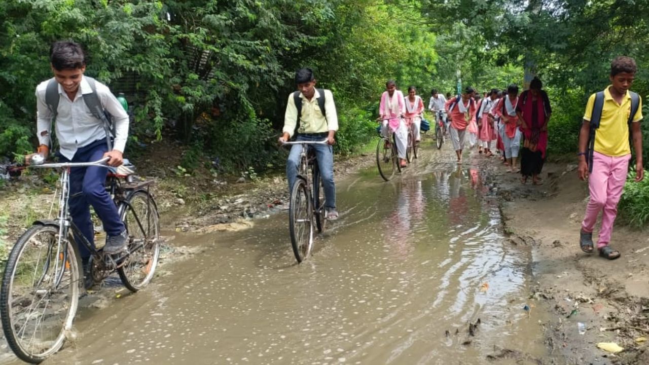 Unnao News: खराब सड़क और गंदगी से परेशान ग्रामीणों ने जनसुनवाई में की शिकायत...13 सितंबर को किया जाएगा गणेश विसर्जन