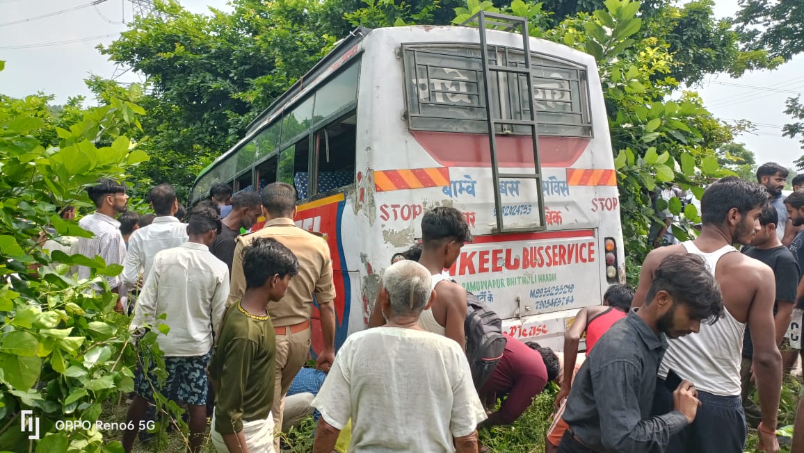 सीतापुर: खंती में घुसी अनियंत्रित बस, मची अफरा तफरी...14 यात्री घायल