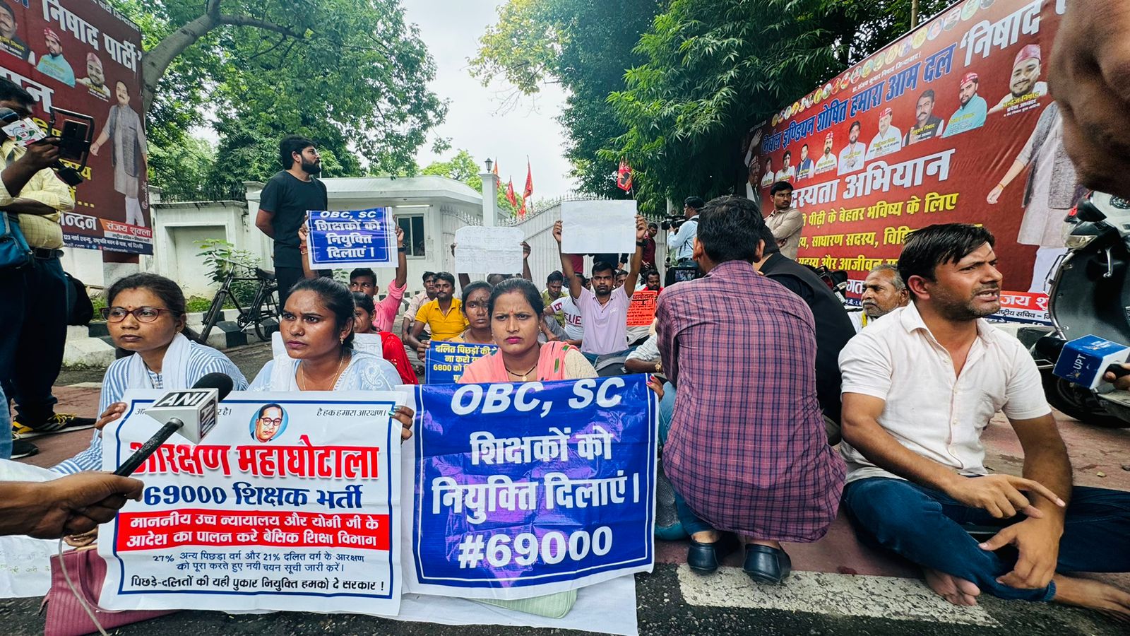 69000 शिक्षक भर्ती: कोर्ट के आदेश का पालन किए जाने की मांग को लेकर अभ्यर्थियों ने घेरा मंत्री संजय निषाद का आवास