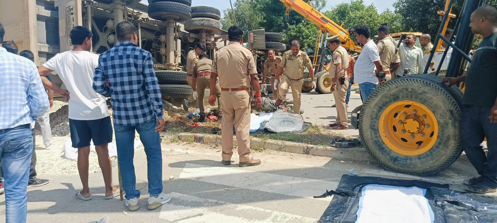 अंबेडकरनगर: अनियंत्रित डंपर पलटने से बाइक सवार दो लोगों की दबकर मौत, मचा कोहराम