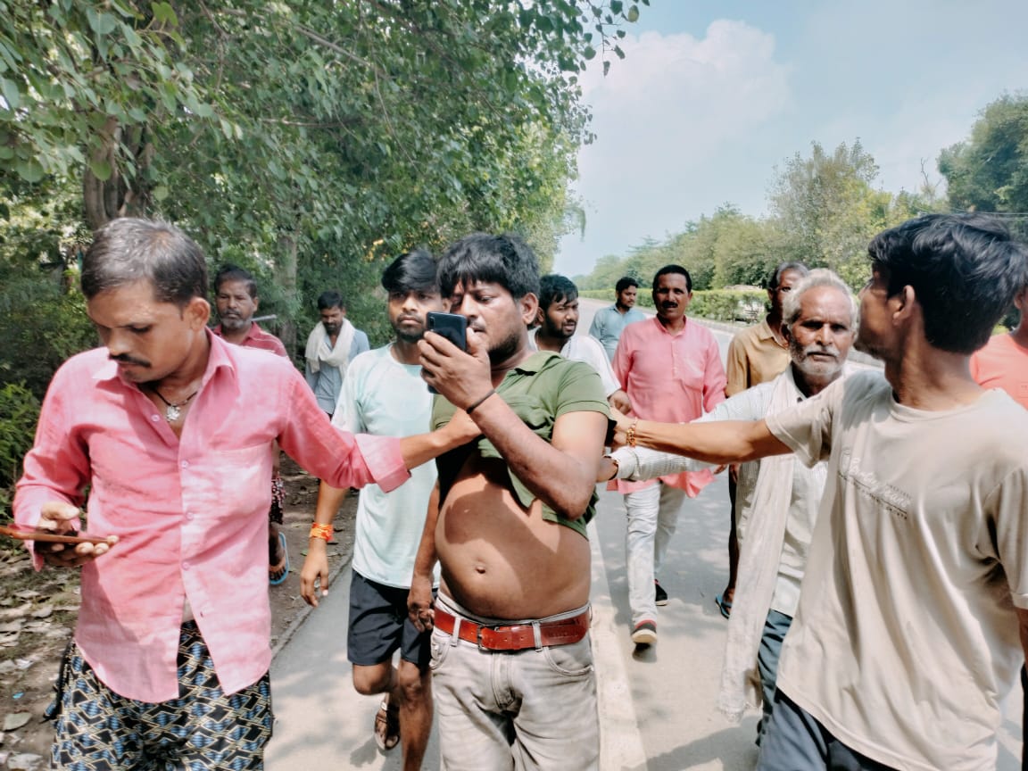 रायबरेली: बंद घर का ताला तोड़ते चोर को ग्रामीणों ने पकड़ा, जमकर की पिटाई