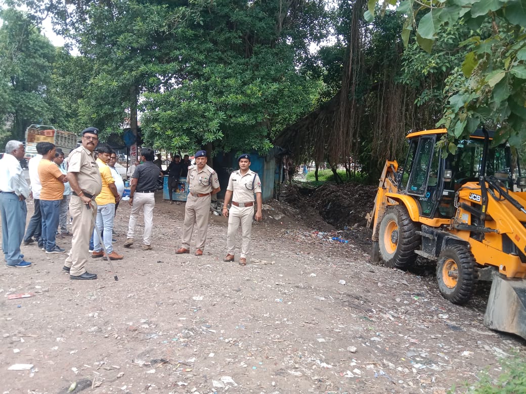 बहराइच: अतिक्रमणकारियों पर चला रेलवे का बुलडोजर, दुकान और अन्य निर्माण को गिराया