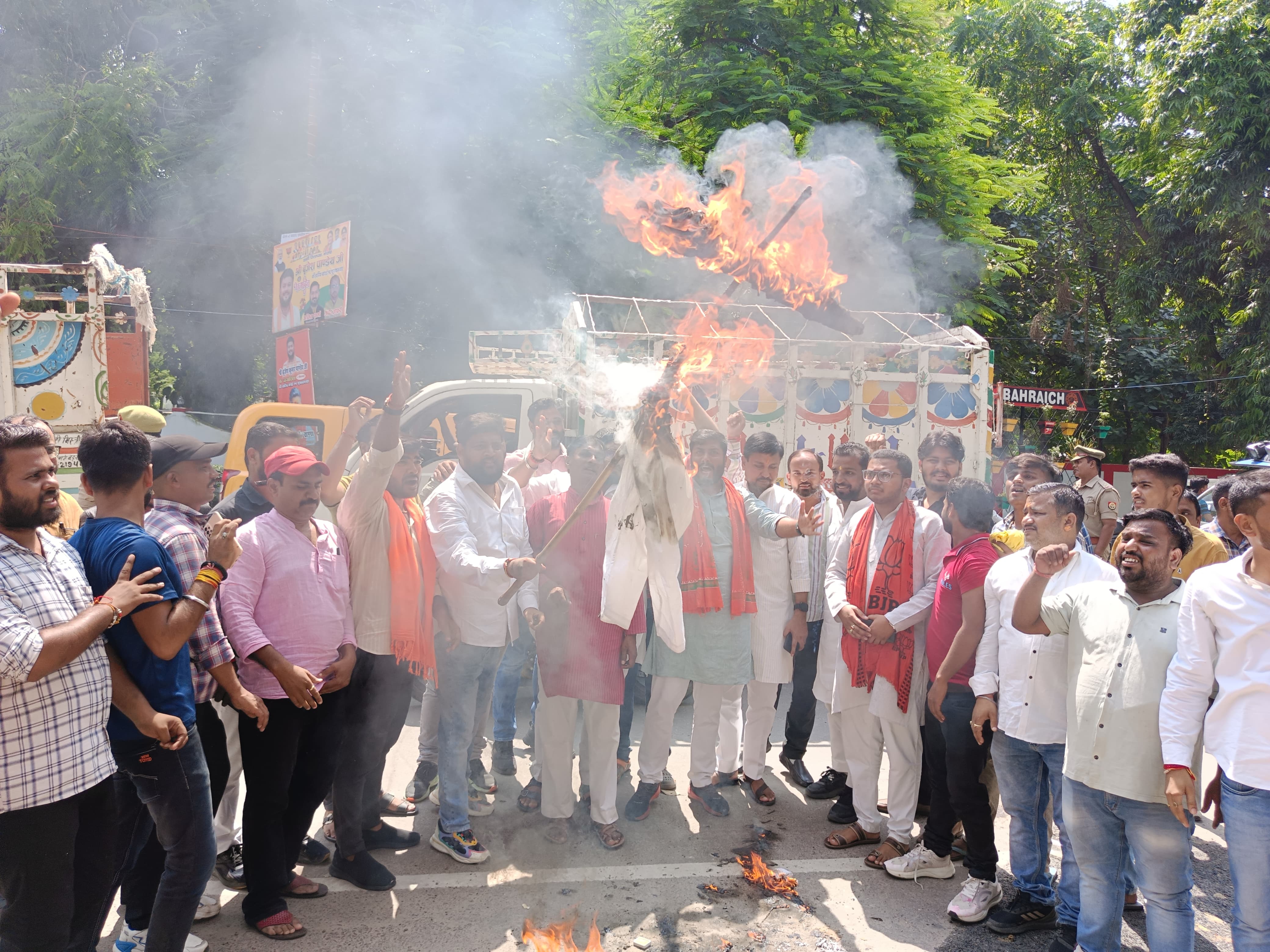 बहराइच: भाजपा युवा मोर्चा ने पूर्व मुख्यमंत्री अखिलेश यादव का जलाया पुतला, जमकर की नारेबाजी 