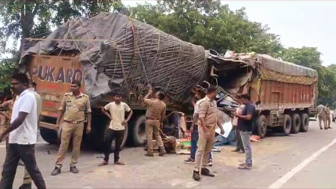 अमेठी: आमने सामने की टक्कर में दो ट्रक ड्राइवरों की मौत, एक गंभीर रूप से घायल